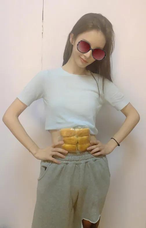 金晨锻炼时穿的什么衣服,金晨发布运动照露腹肌实力抢镜