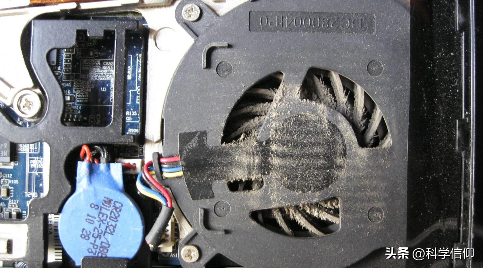 电脑机箱积灰尘可以用风扇吹么,机箱风扇清理灰尘电脑打不开了