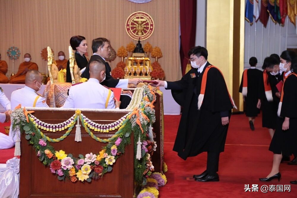 泰国国王毕业仪式,泰国国王携王后驾临佛寺敬献僧衣