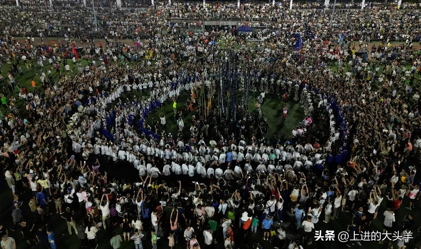 谭咏麟陈百祥曾志伟黄日华何家劲,香港足球明星队队长陈百祥