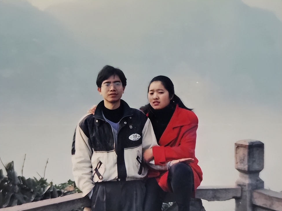 农村姑娘隐居深山创业养鸡,打工妹林下养鸡年入20万