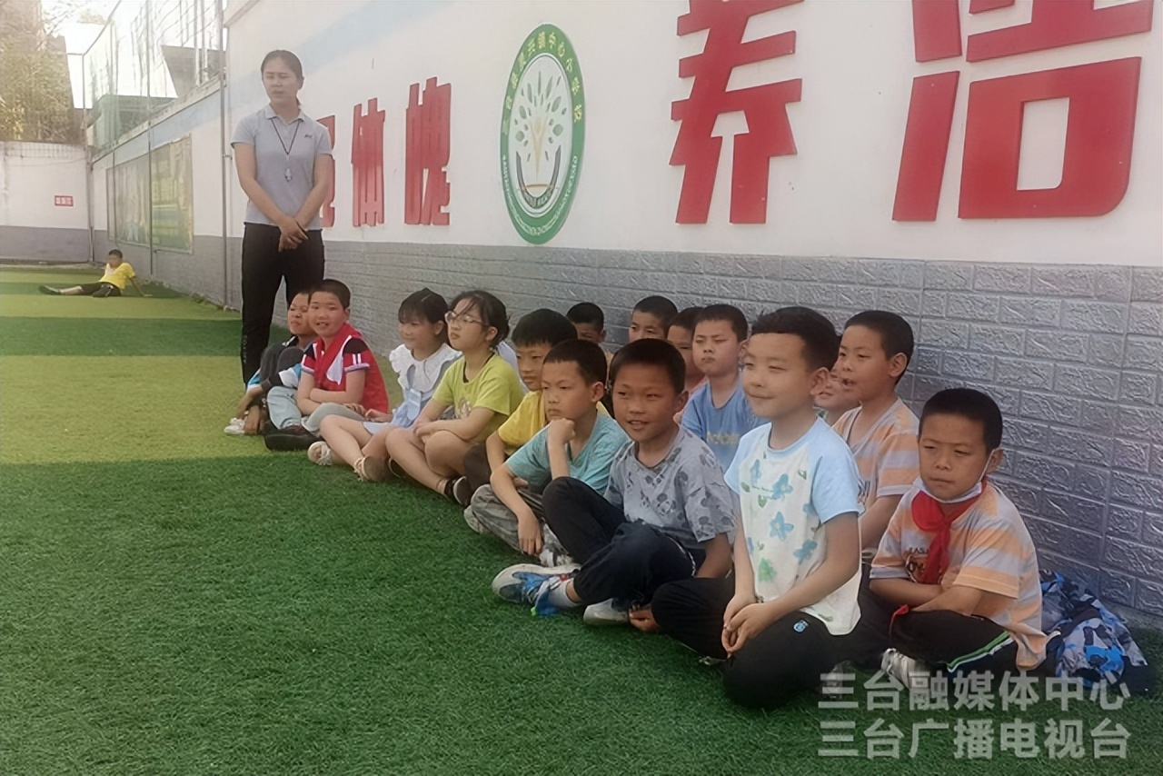 三台县学校运动场图片,三台新足球广场