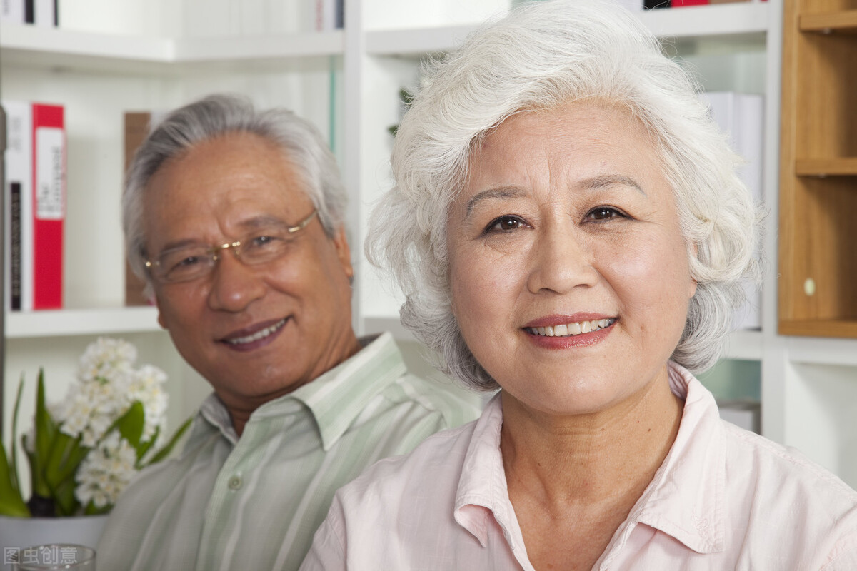 他8岁就被亲人抛弃成孤儿,他8岁