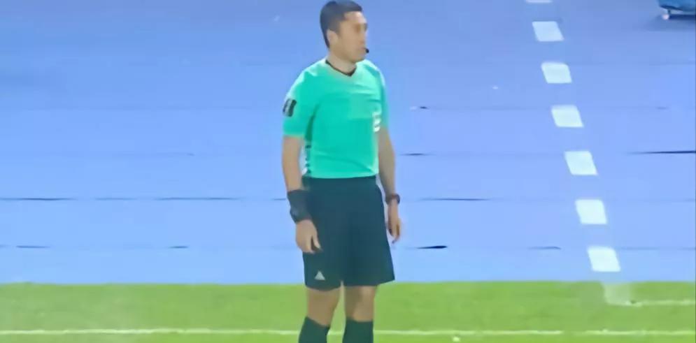 马宁对多拉多说的话,多拉多不满判罚故意撞翻马宁