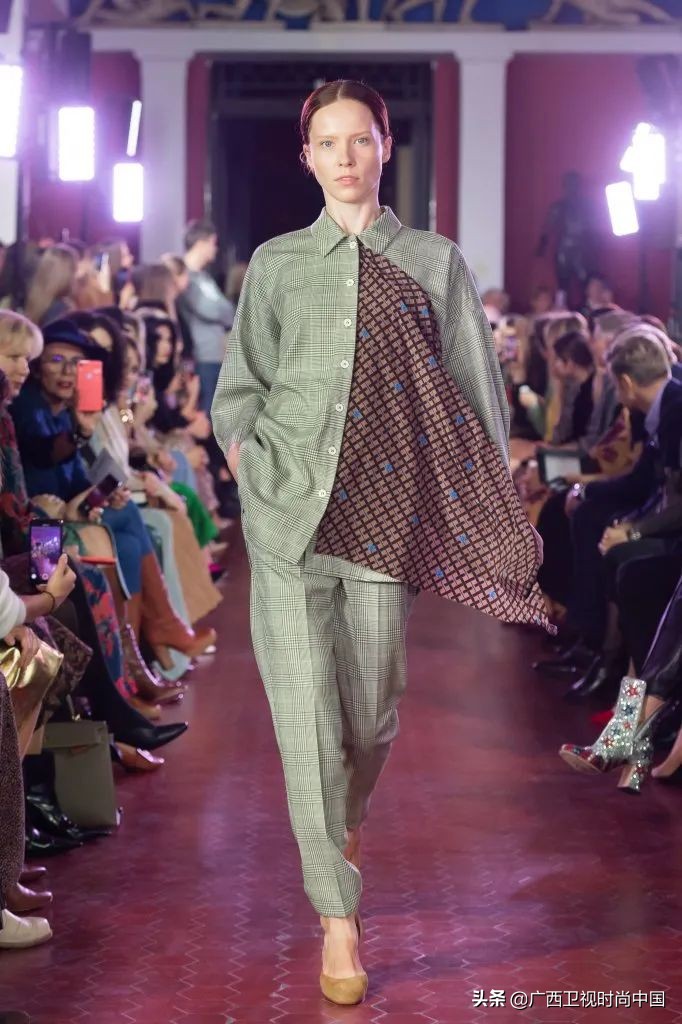 简单又时髦的丝巾系法你学到了吗,美丽时尚精美基础丝巾推荐