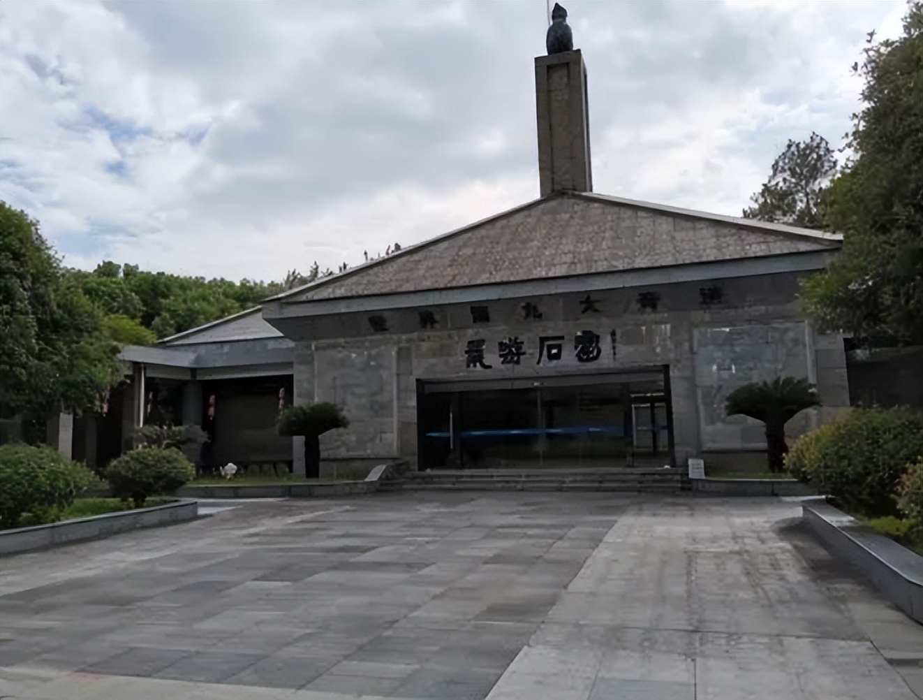 浙江水塘抽干发现宫殿,水潭被村民抽干后惊现千年宫殿