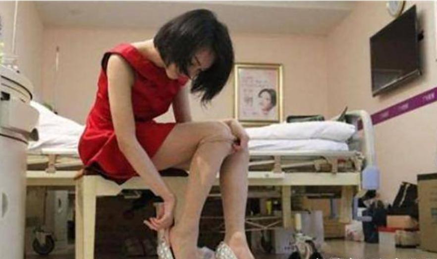 浙江小伙背着母亲上学，成全国道德模范，为何却变性参加选美大赛