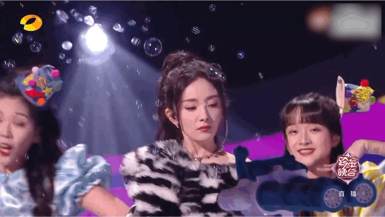 杨紫关晓彤跨年晚会造型,关晓彤2017年湖南跨年演唱会