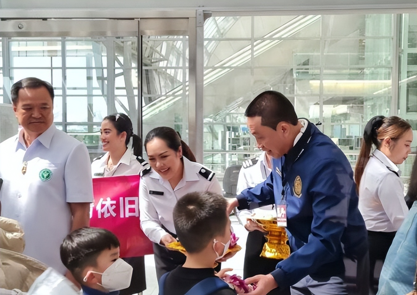 曼谷街头惊现很多中国籍,曼谷街头熙熙攘攘的人群