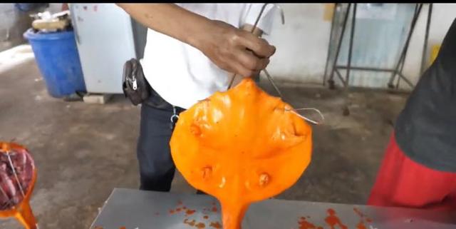 大叔真聪明6元买猪肉,大叔真独特卖鸭子只要鸭皮