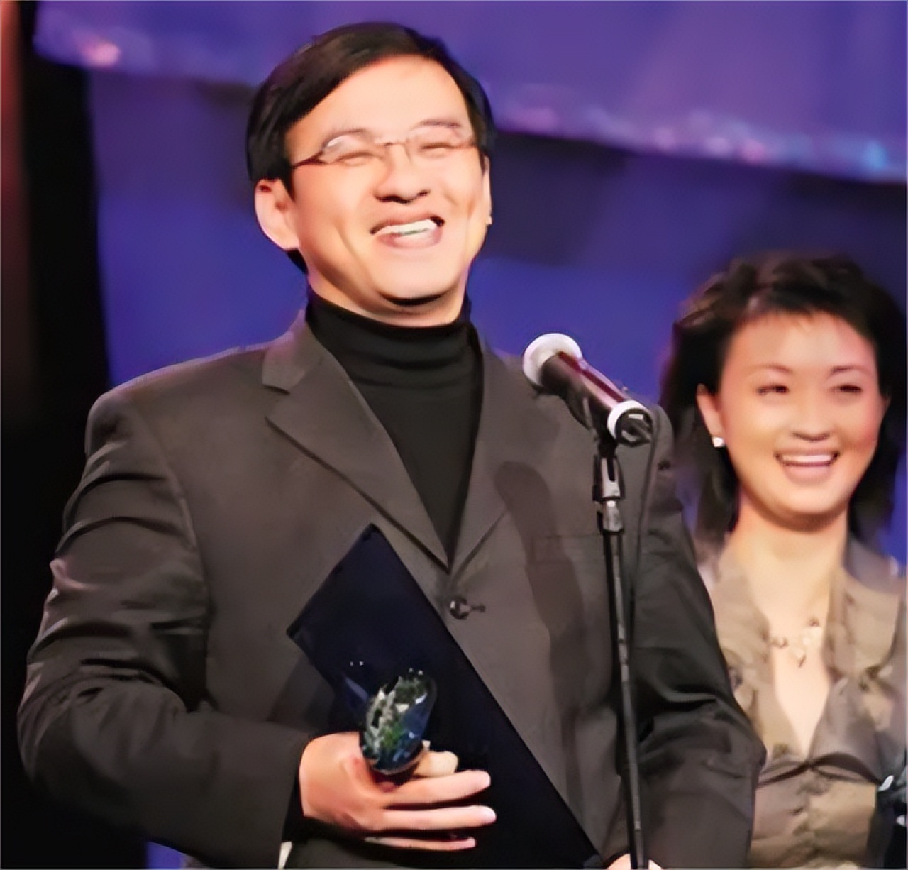 央视名嘴娶了“央广同事”，如今恩爱19年，一家三口生活幸福