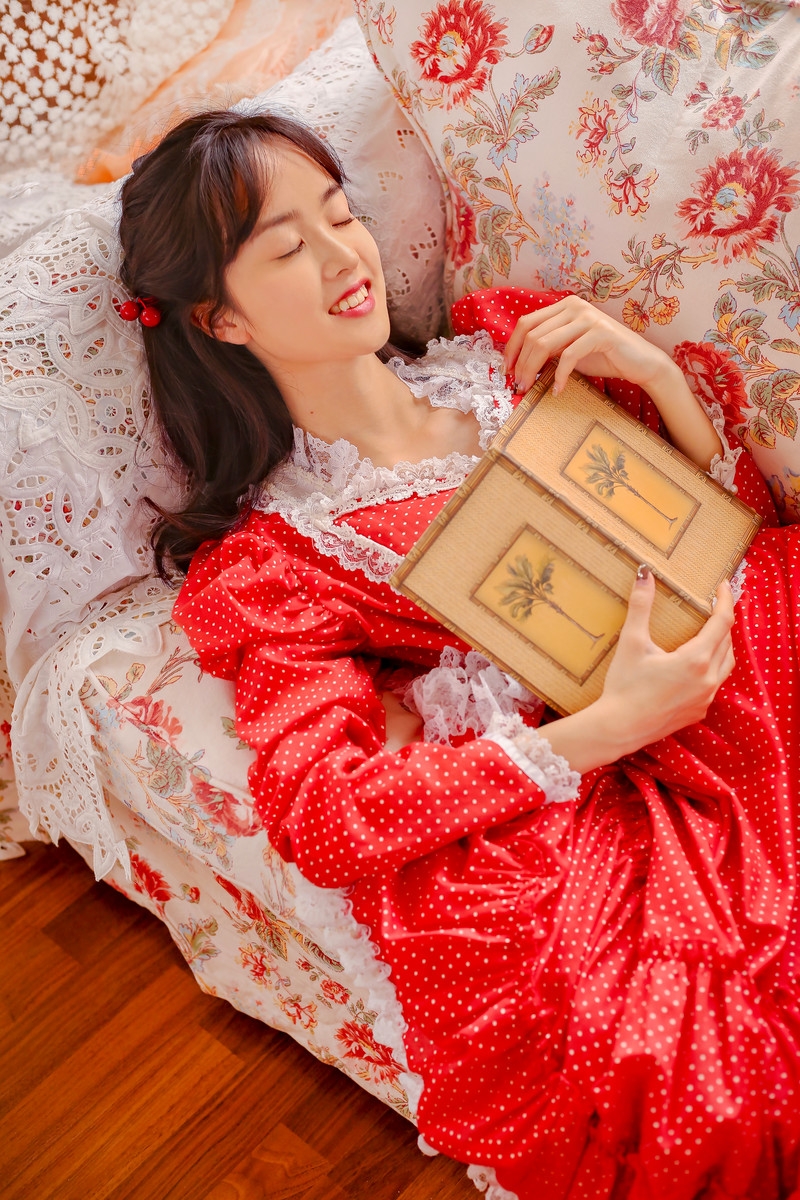 红色萝莉裙女孩动漫图片,粉色萝莉公主裙18岁女孩