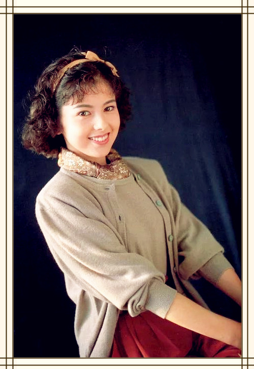 和山口百惠齐名，拥有盛世美颜却至今未嫁，首唱《夜来香》成经典