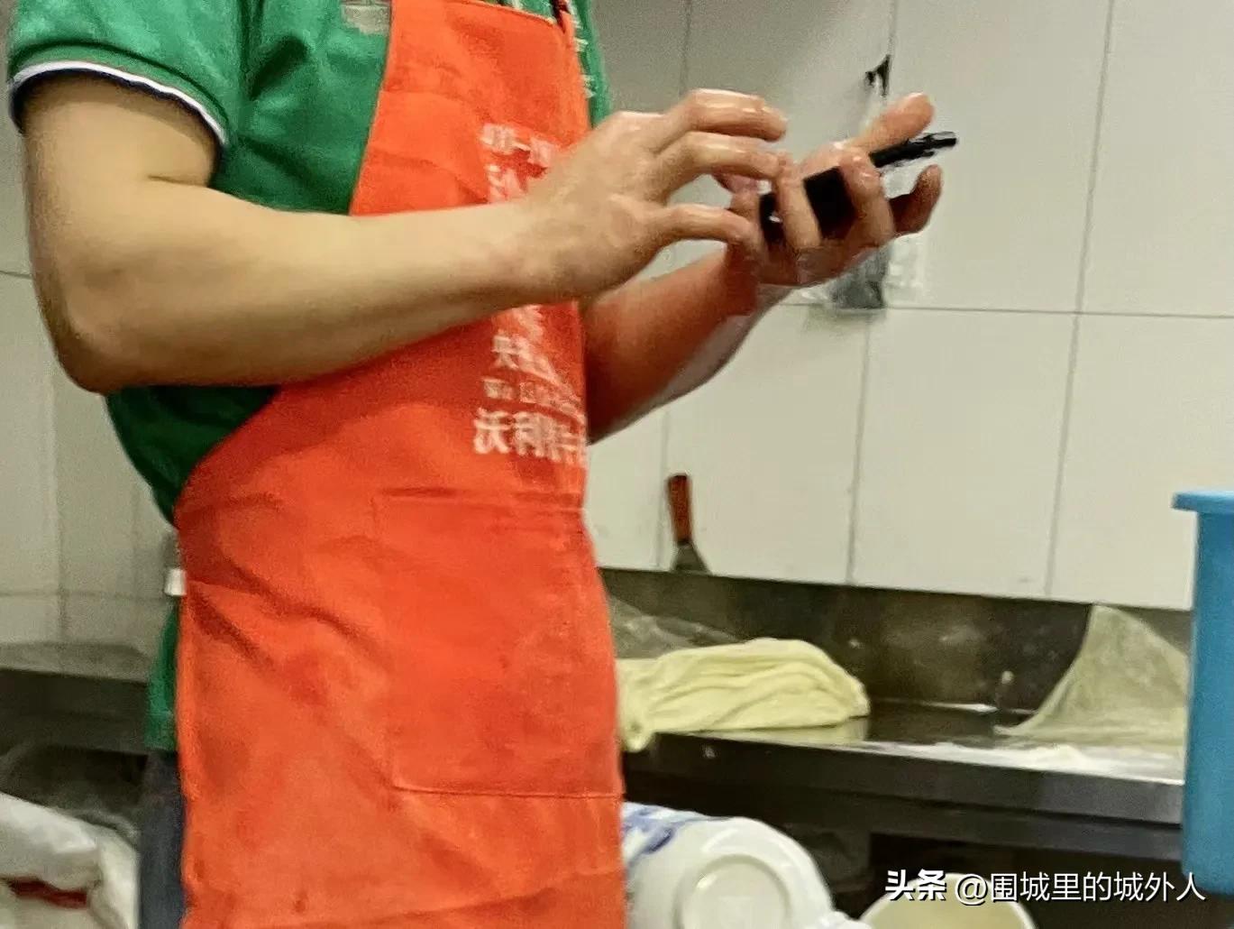 拉面小哥手机掉汤桶里了，怎么办，这面吃还是不吃？