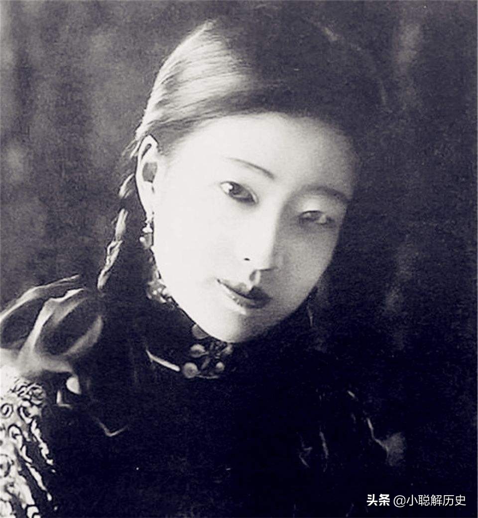中国的末代皇后，吸*片鸦**牙齿烂光，私通日本军官，孩子被扔锅炉