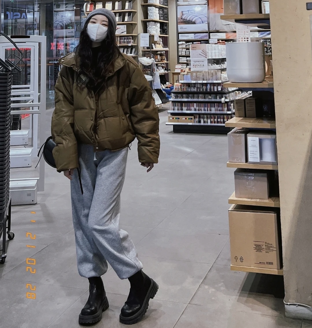 流行的靴子搭配什么衣服图片,中长靴子穿衣搭配图片2020秋冬