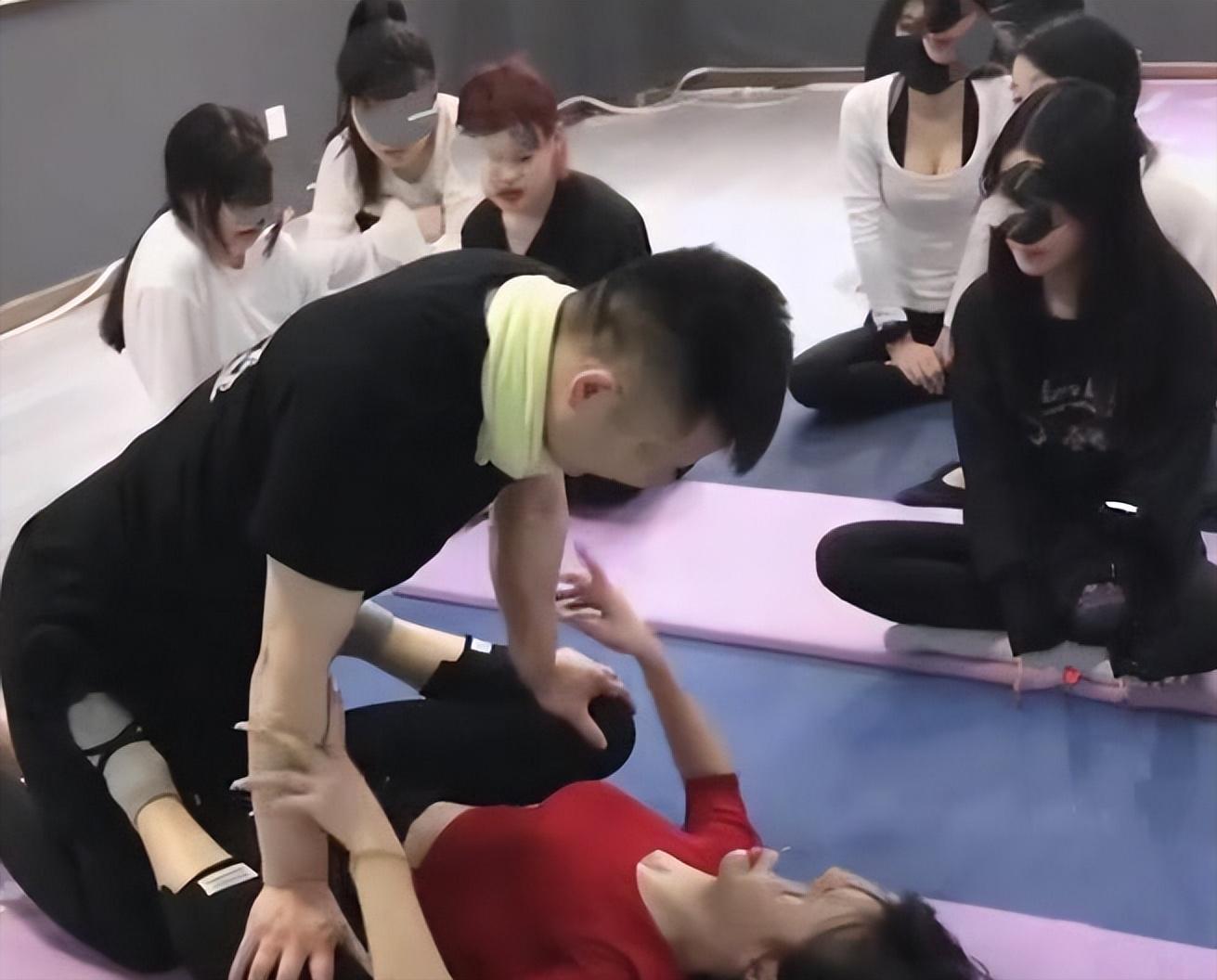 男色时代来临？被男教练占领的健身房、瑜伽馆，你能接受吗？