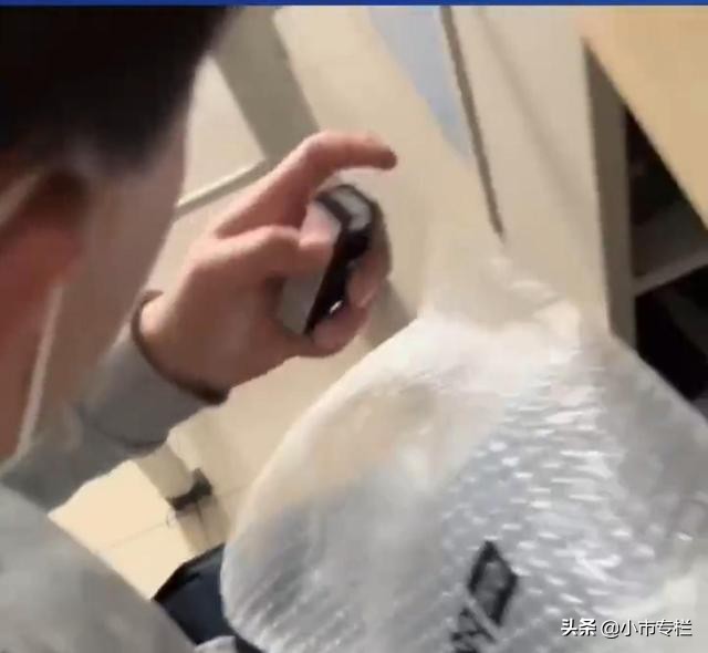 河南：男生吃馒头省钱，给女朋友买口红，网友：妈妈看了该多心疼