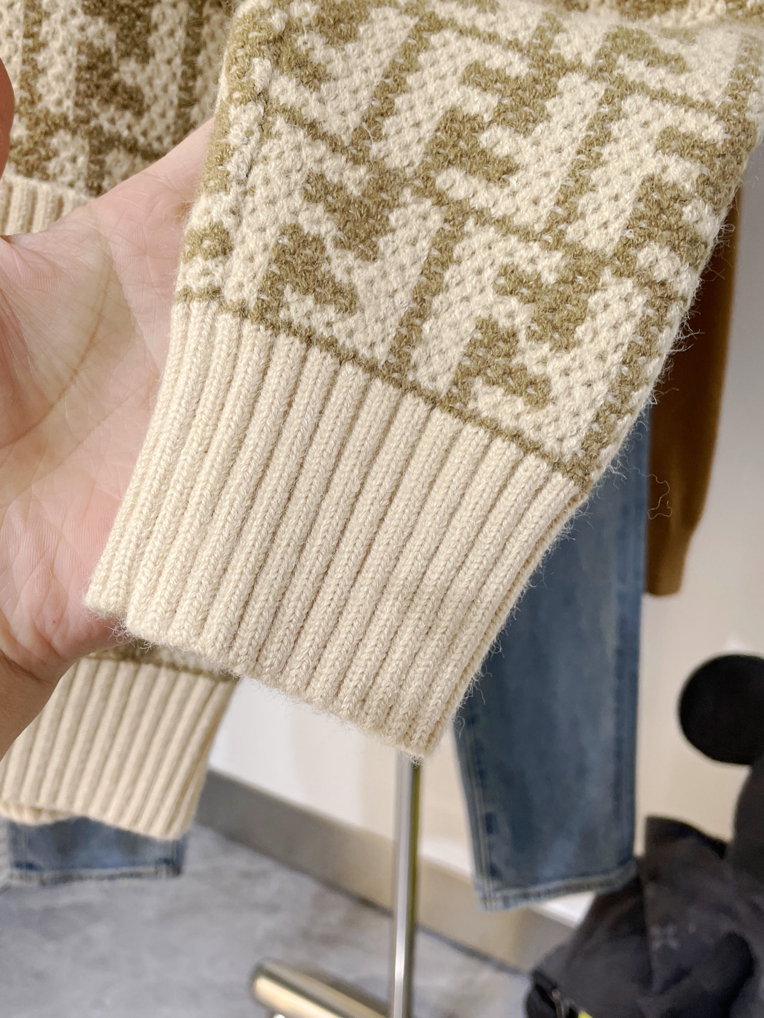 Fendi芬迪2023秋冬高级定制系列,FENDI芬迪全皮限量款大象灰花朵