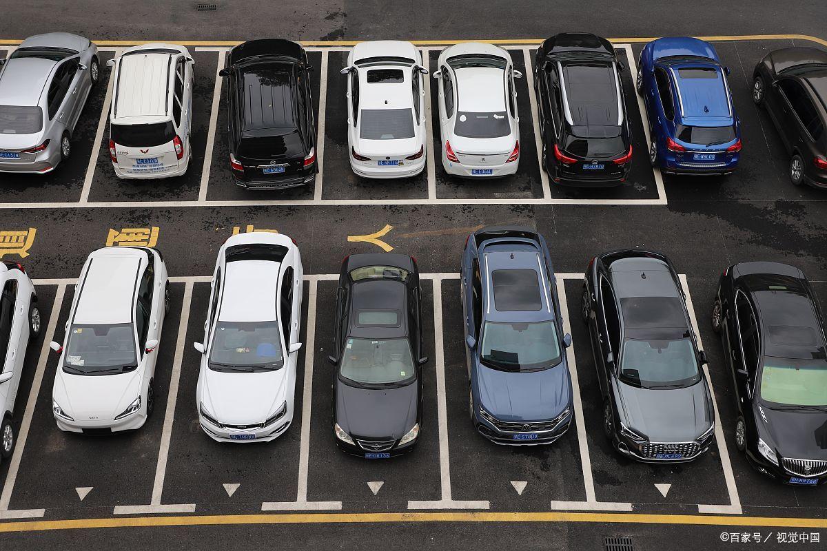 车辆在小区被撞如何找物业赔偿,车辆在小区内被砸怎么处理