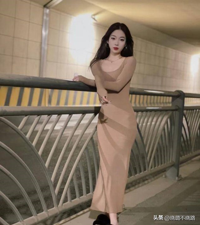 今年最流行的小个子微胖减龄女裙,这款妈妈裙穿上显瘦减龄美翻了