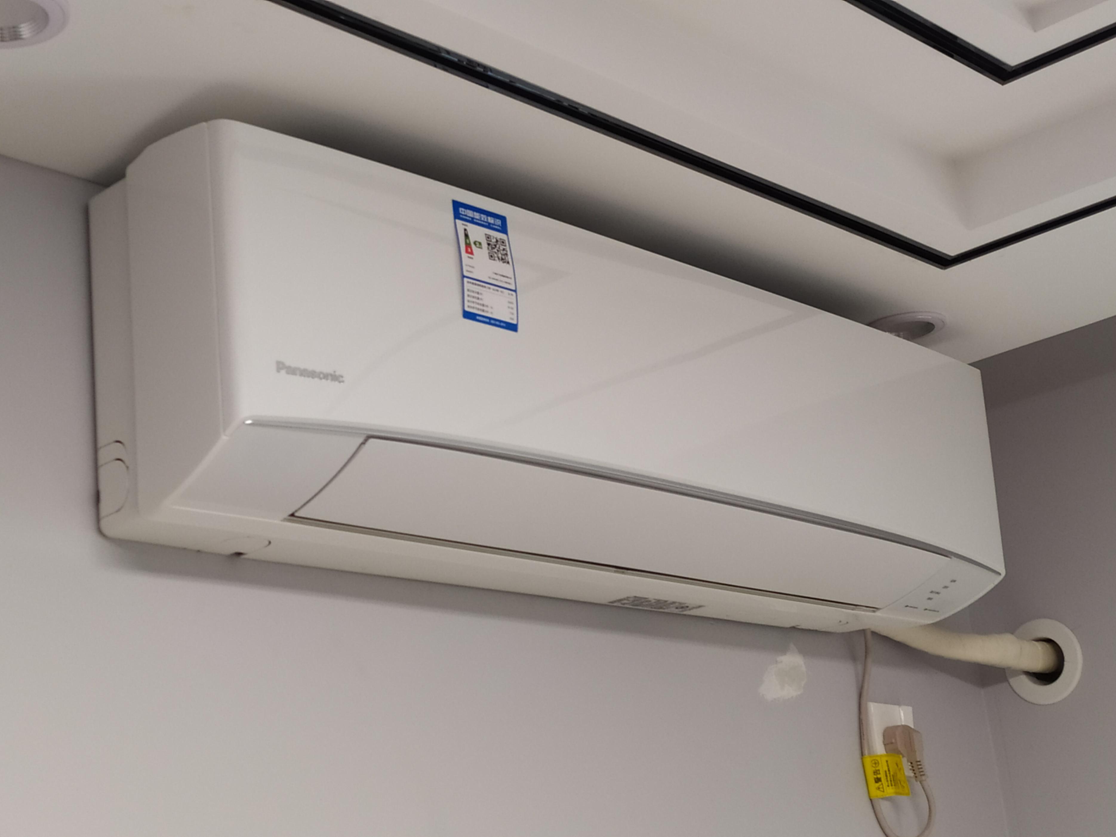 家里开空调有刺鼻的味道怎么回事,家里开空调突然有油漆的味道