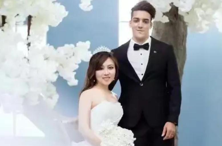 15年非洲富二代追求东北独眼美女,隔年领证裸婚,如今2个混血娃