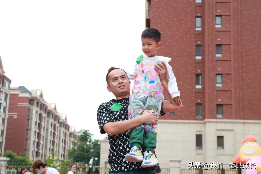 六一幼儿园全班环保t台时装秀,六一儿童节自制环保衣服详细教程