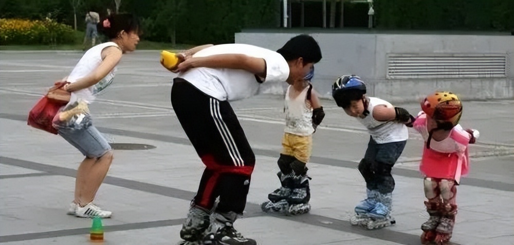 轮滑进行时 (轮滑前进示范)