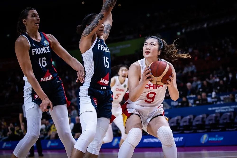 李梦：16岁差点退役，母亲患癌，父亲尿毒症，如今撑起女篮一片天