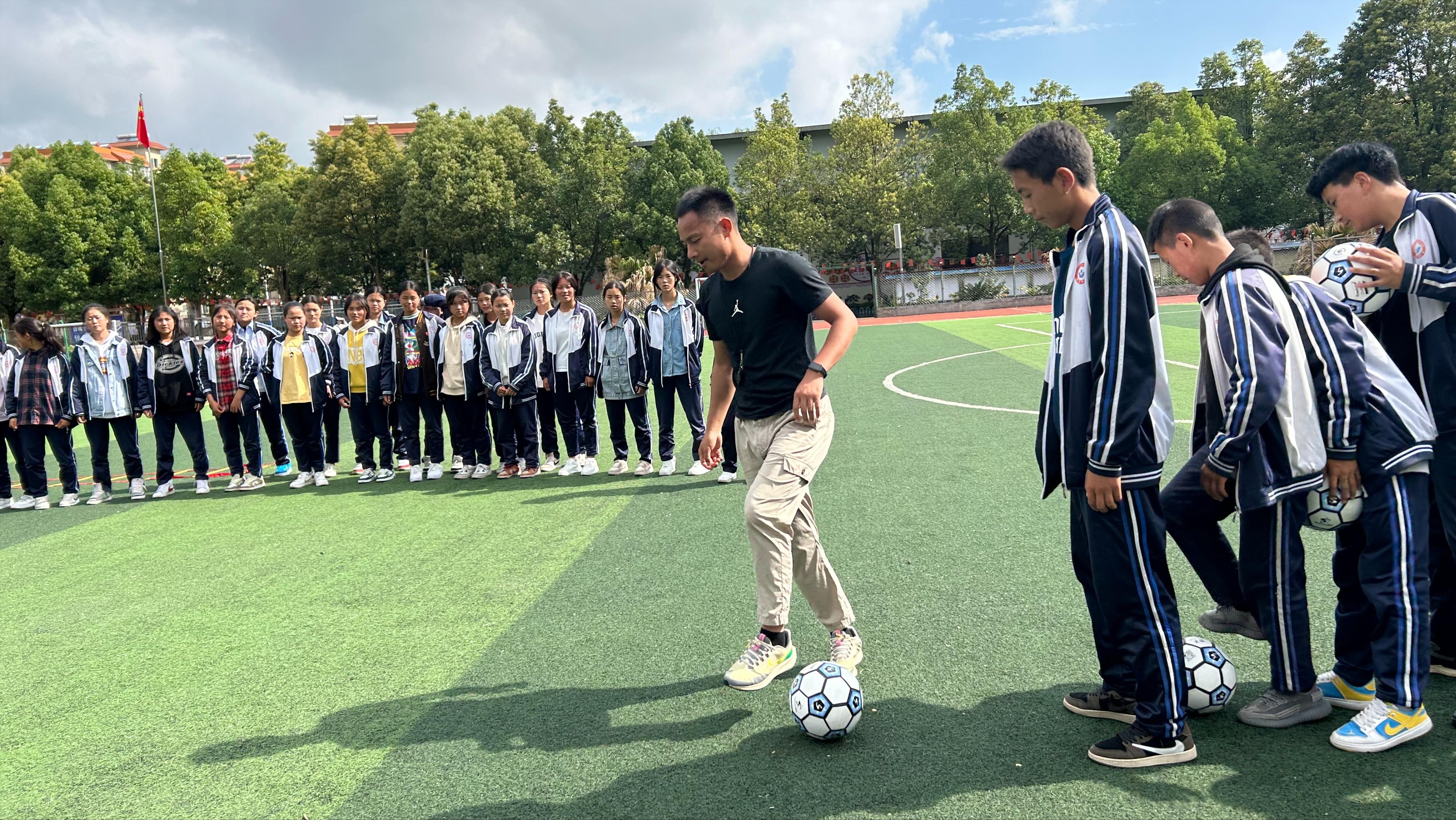 德阳七中到越西县西城中学开展送教送培和教师交流活动