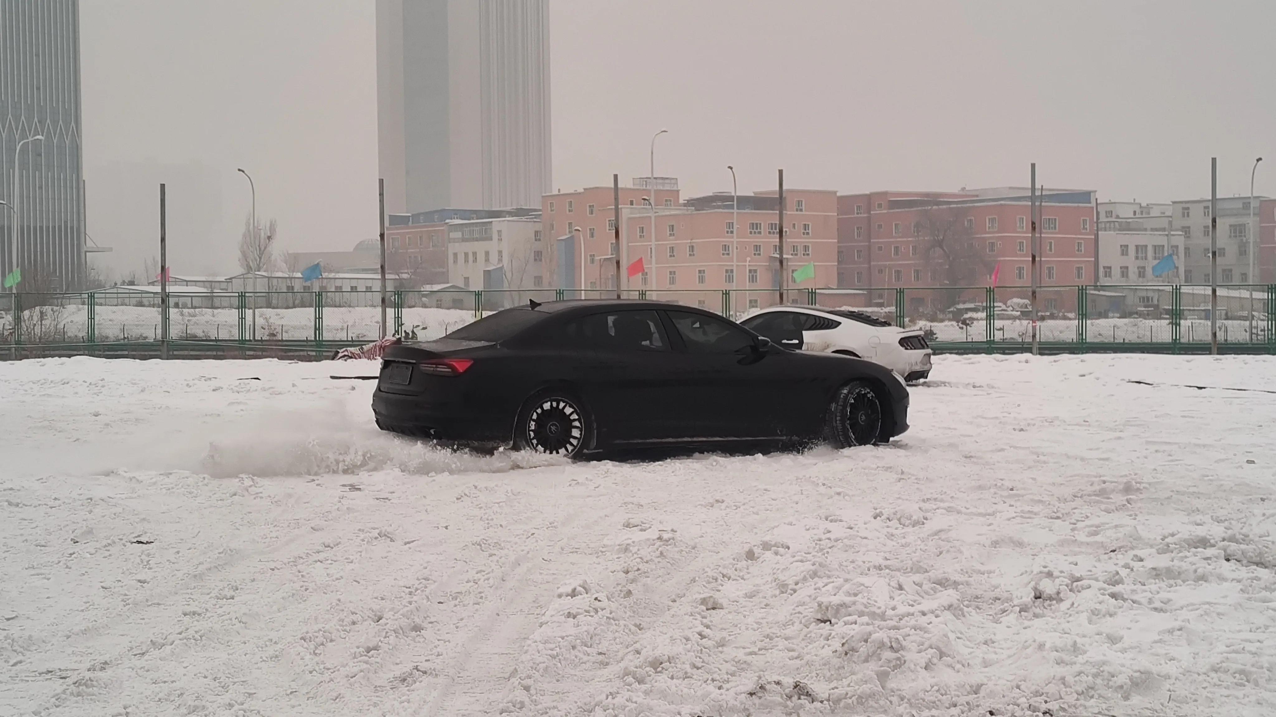 乌鲁木齐1413文化体育产业园汽车冰雪漂移上演“激情与速度”