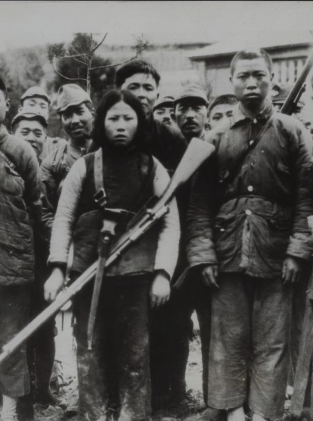 侵华日军老照片：女子自愿脱衣服让日本人拍摄，被拍下大尺度照片