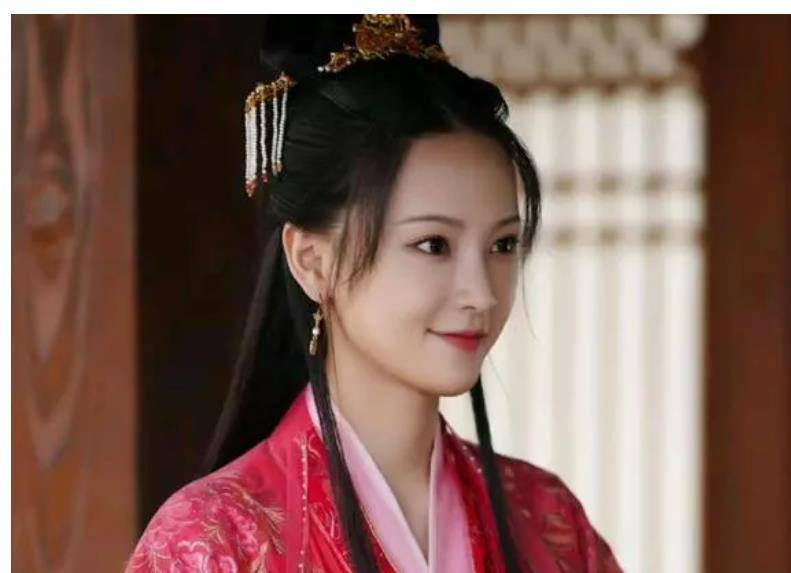 武大校花饰演最恶毒女配，作恶太多终食恶果，杀了情人后自杀