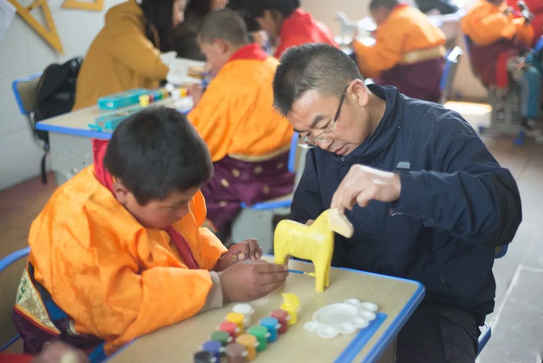 传音携手爱德基金会走进甘孜藏区学校，开展“圆梦体育包”项目