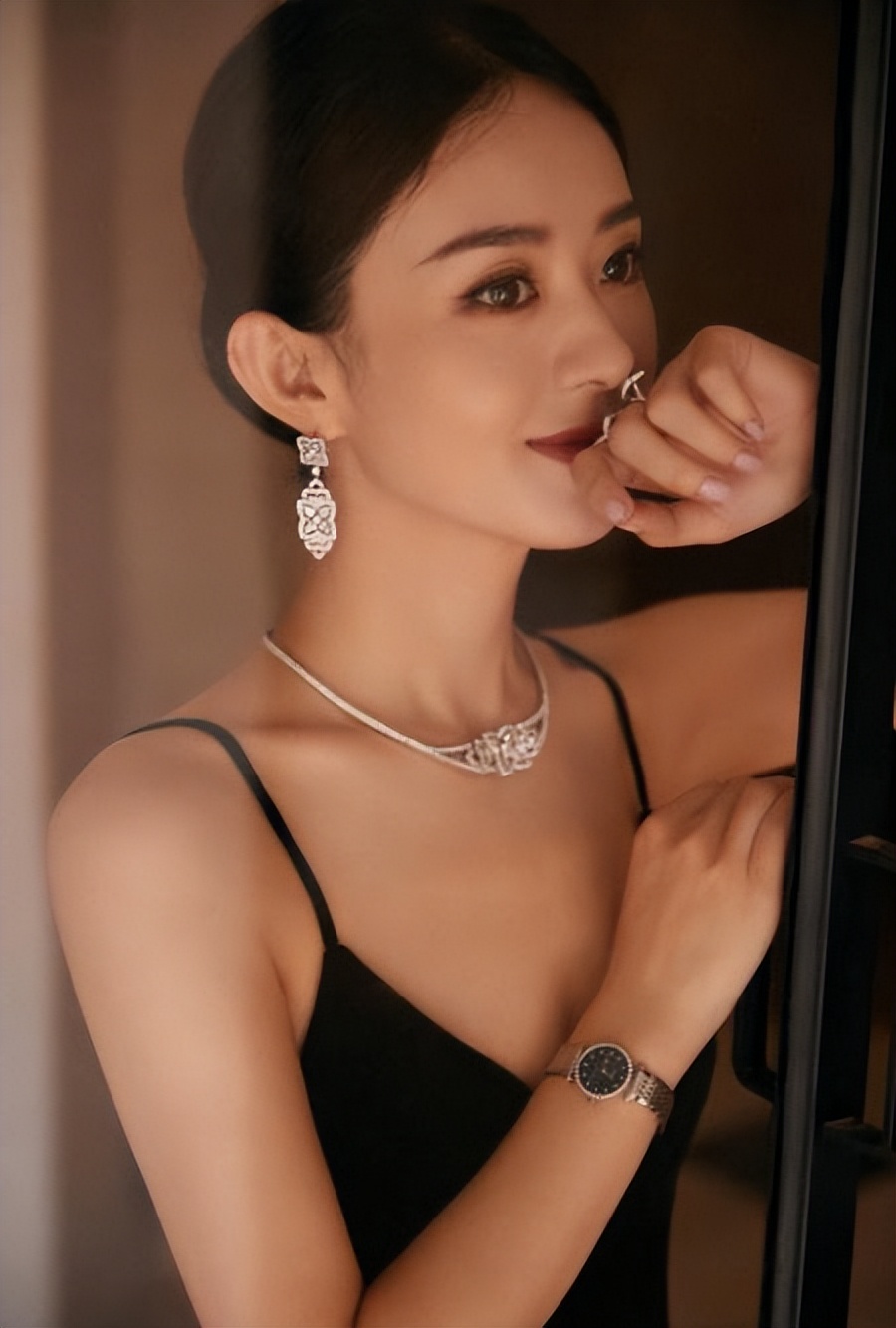 赵丽颖写真照片大全秀身材,赵丽颖写真吊带黑裙图片