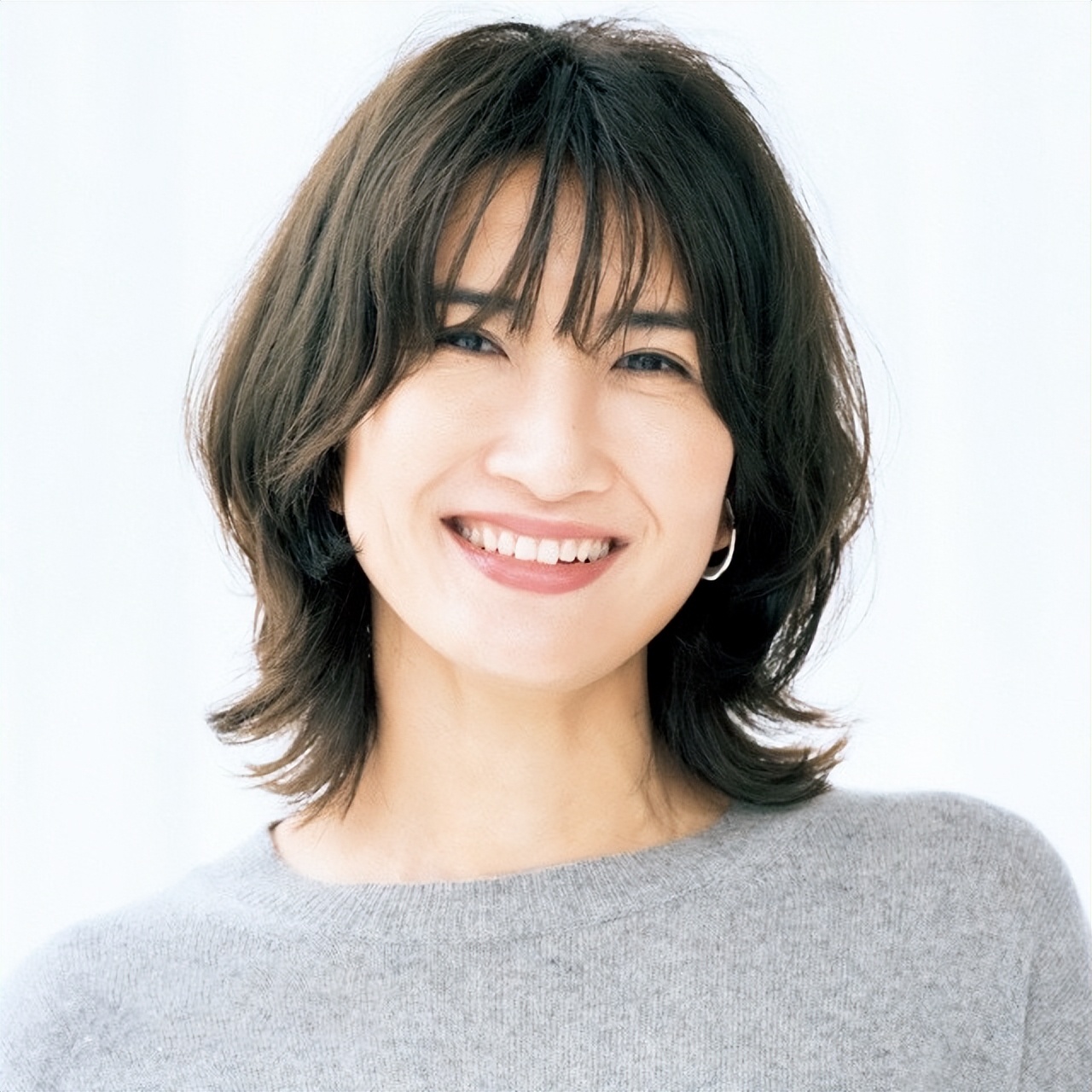 黑长直发量少烫什么卷发减龄,适合学生党的卷发纯黑粗发质