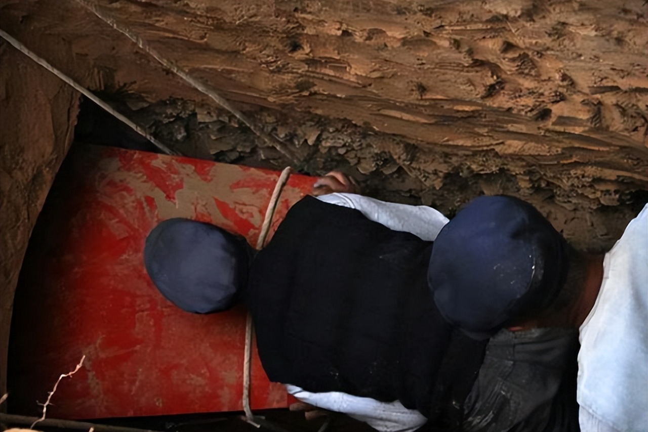 浙江老农翻建老宅竟再挖出天价宝,浙江老农翻新房子