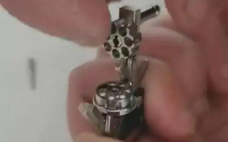 厦门一男子因贩卖枪型钥匙扣被抓,男子售卖钥匙扣