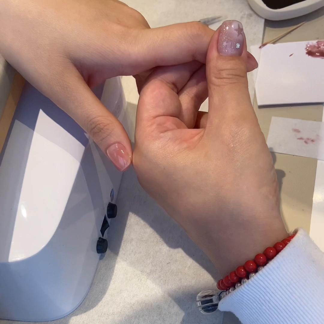 美出高级感美甲的过程很治愈,一名佛系美甲师