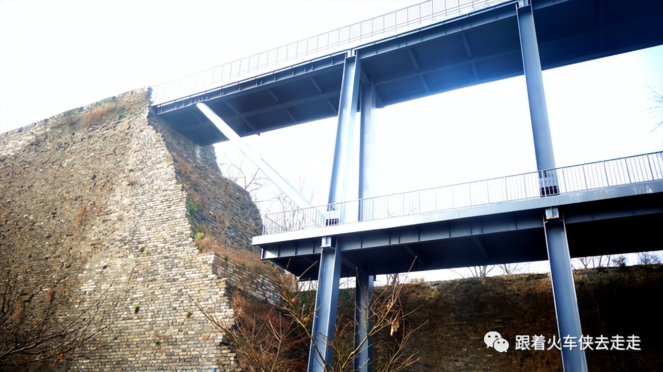 南京城墙下的琵琶湖,南京旅游先看城墙还是先看玄武湖