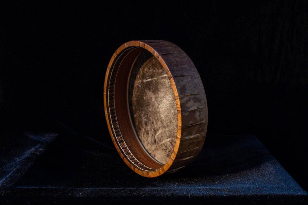 爱尔兰典型的传统乐器是竖琴,爱尔兰古代乐器