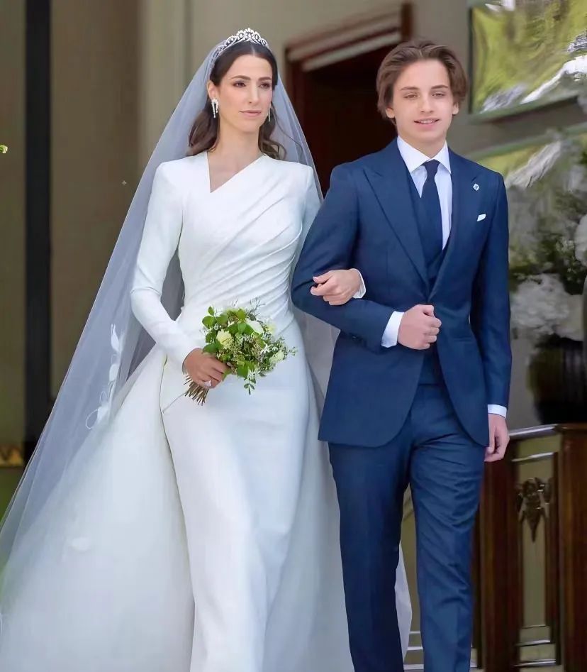 凯特王妃带父母参加约旦王室婚礼,凯特王妃约旦婚礼戴王冠