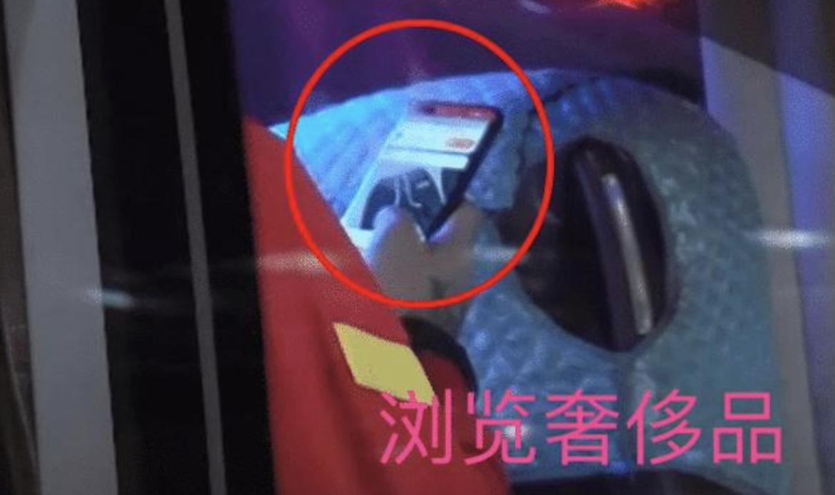 失望！场上散步+眼神防守，国足输球后，还不忘选购奢侈品