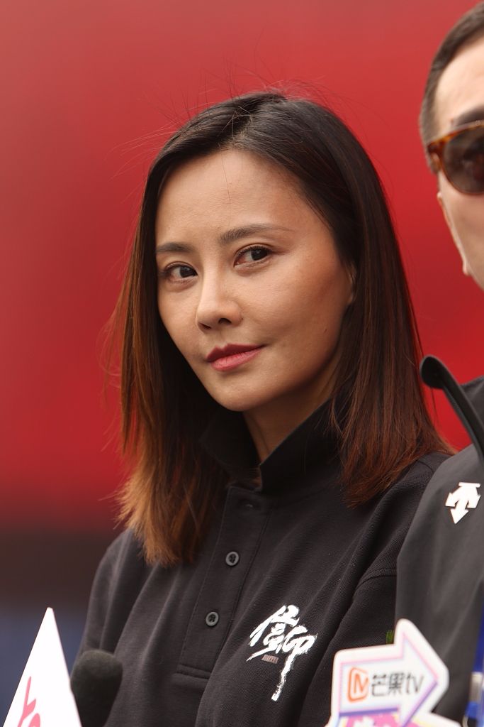 马雅舒淡妆出镜，满脸的坑洼，除了皮肤黑就是皱纹多