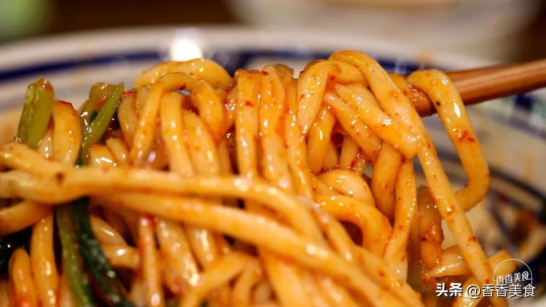 一碗营养丰富又好吃的面,有点宽和厚而且有嚼劲的面