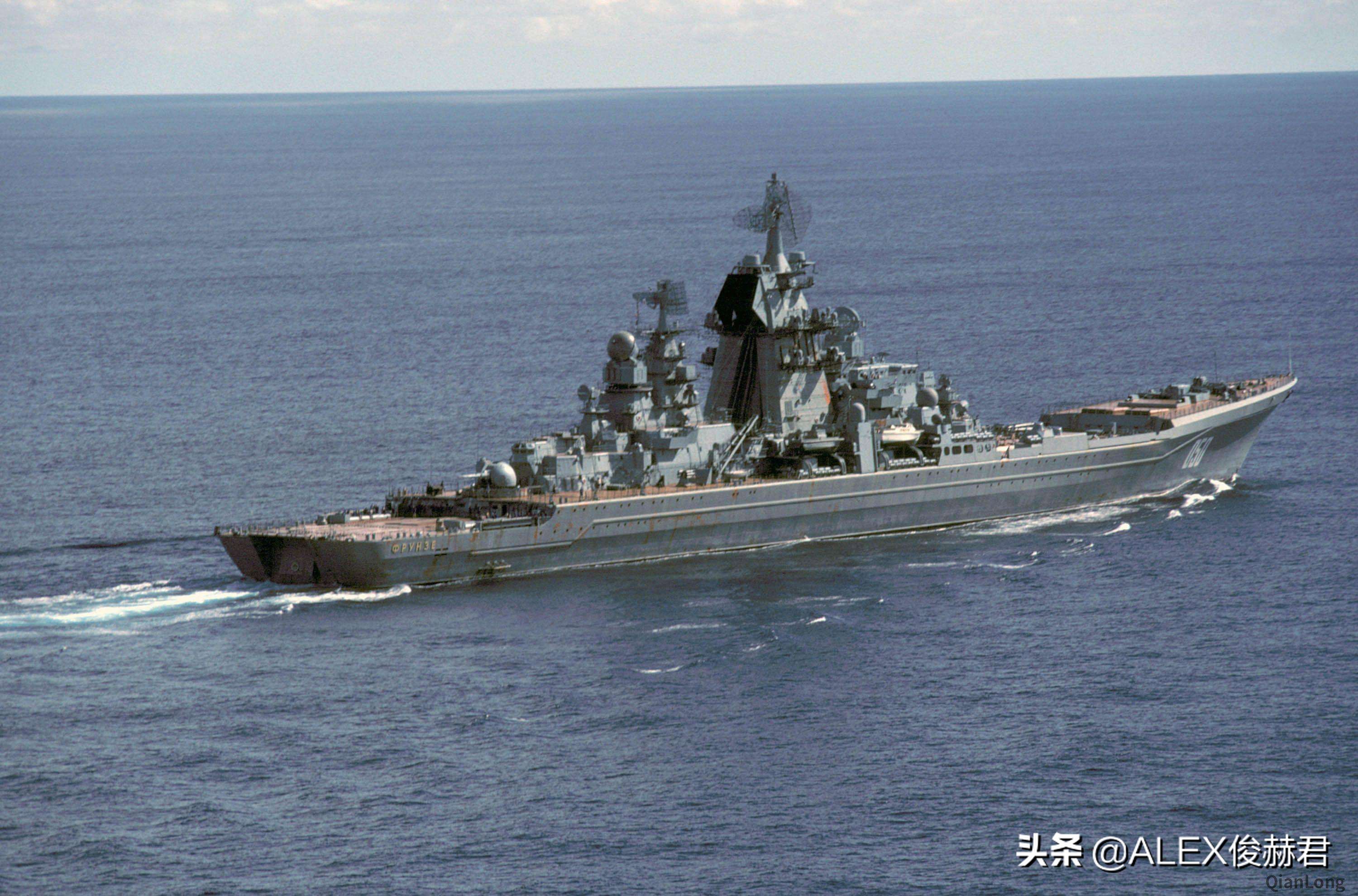 仅次于航母的最大海上作战巡洋舰,世界最强航母和驱逐舰