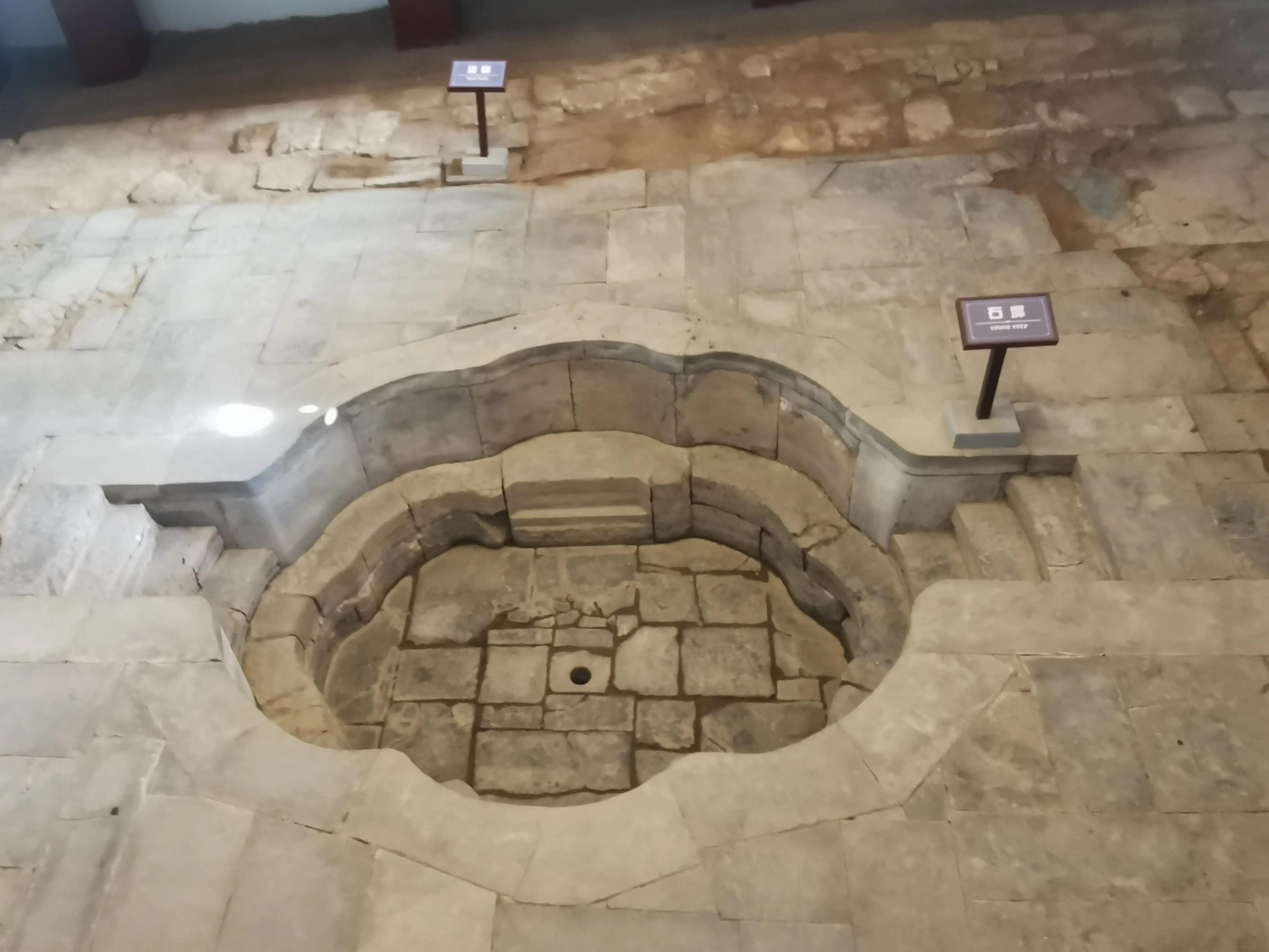 华清池温泉水滑洗凝脂,春寒赐浴华清池温泉水滑洗凝脂