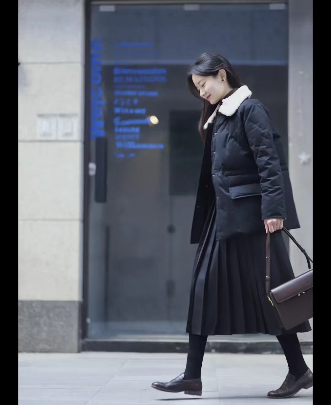 浅蓝色羽绒服怎样搭配黑色半身裙,短款白色羽绒服的最佳搭配半身裙