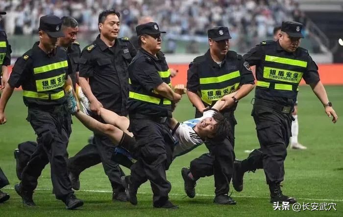 球迷冲进球场拥抱梅西全过程介绍,一路狂飙震撼视频